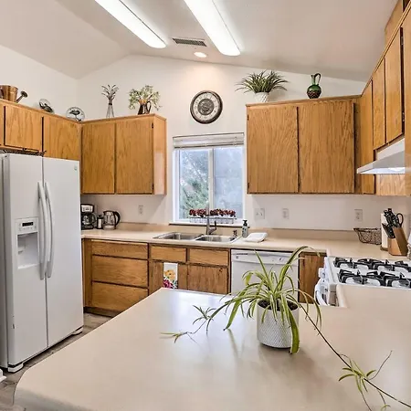 Mount Shasta Escape With Balcony About Walk To Dtwn Villa Exterior photo