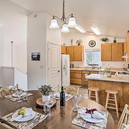 Mount Shasta Escape With Balcony About Walk To Dtwn Villa Exterior photo